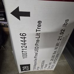 7.5 Pine Tree Prelit Tree With Box Christmas Tree 