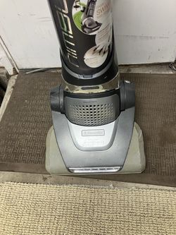 Vacuum top of the line Electrolux bagless extracting cord ,swivel head