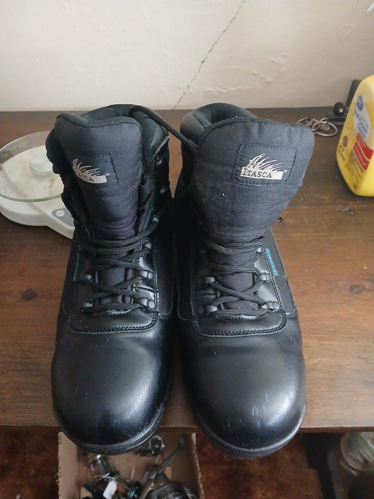 Itasca Mens 9.5 Black Waterproof Low Top Boots In Nice Condition