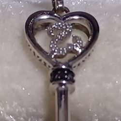 Vintage Excellent Condition Jane Seymour Key To My Heart Sterling Silver Diamond Necklace 