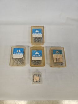 Lot of Miscellaneous Fishing Hooks - Size 2, 1/0, 2/0, 4/0 C8532
