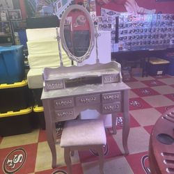 Woman’s/Girls vanity/Makeup stand