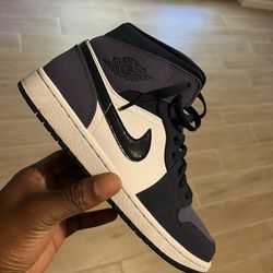 Air Jordan 1 MID Purple Black & White