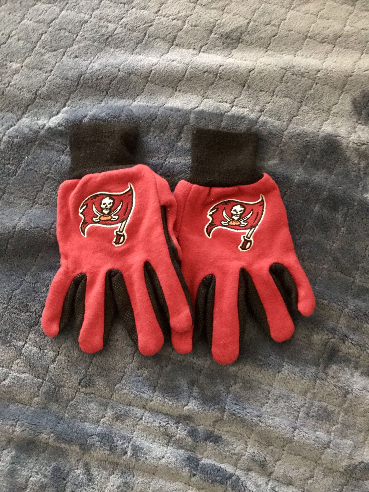 Tampa Bay Buccaneers Gloves (Adult Size)
