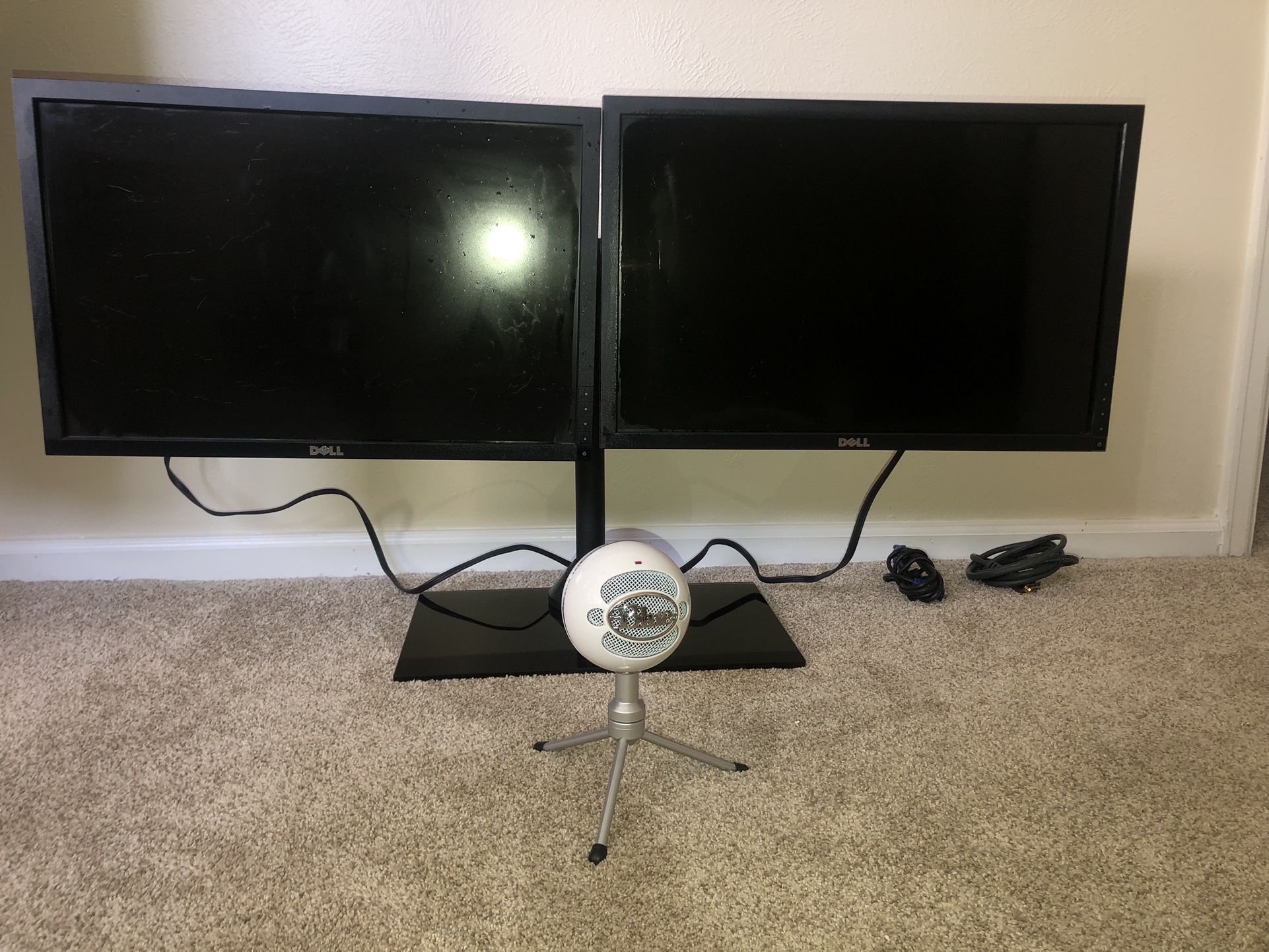 2 Dell Monitors With Adjustable Stand  And snowball Microphone