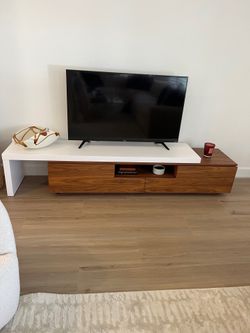 Console media stand
