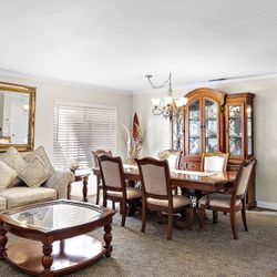 Dining Room Table / Set 