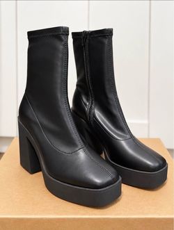 Urban Outfitters black leather ankle boots – women’s size 6
