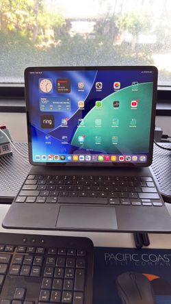 iPad Pro 12.9 inch third generation with smart keyboard iPad Pro 12.9 inch third generation with Apple Smart Keyboard