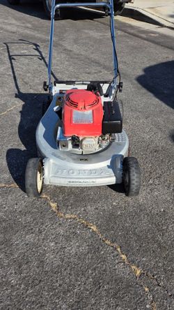 Honda HR14 great condition. Bush mower is not self-propelled comes with.  Honda bag 21 inch. Cut just had oil change carb,clean air filter,fairly new 