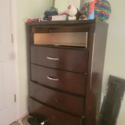 Dresser 