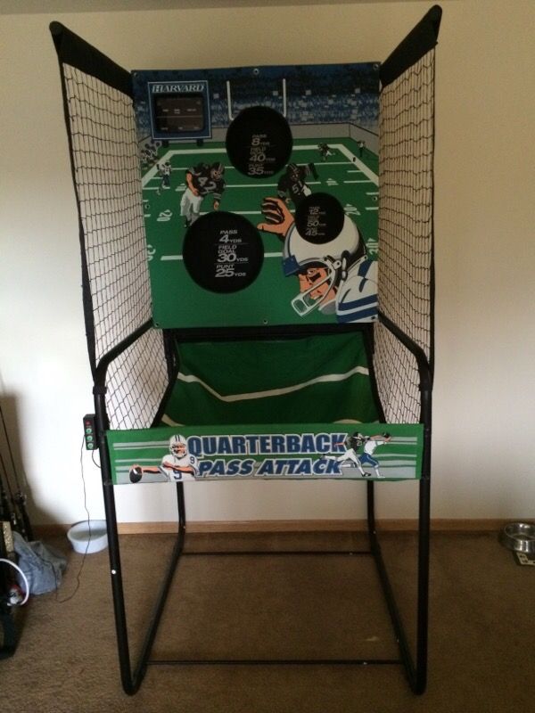 Quarterback pass attack arcade game