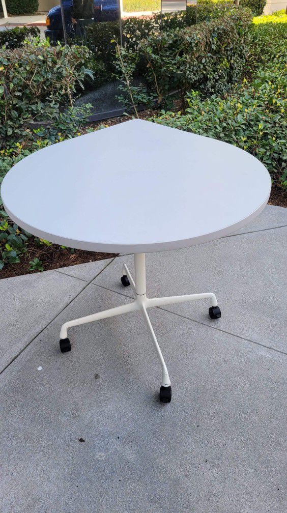 Teardrop Table By Herman Miller ... 10 Available