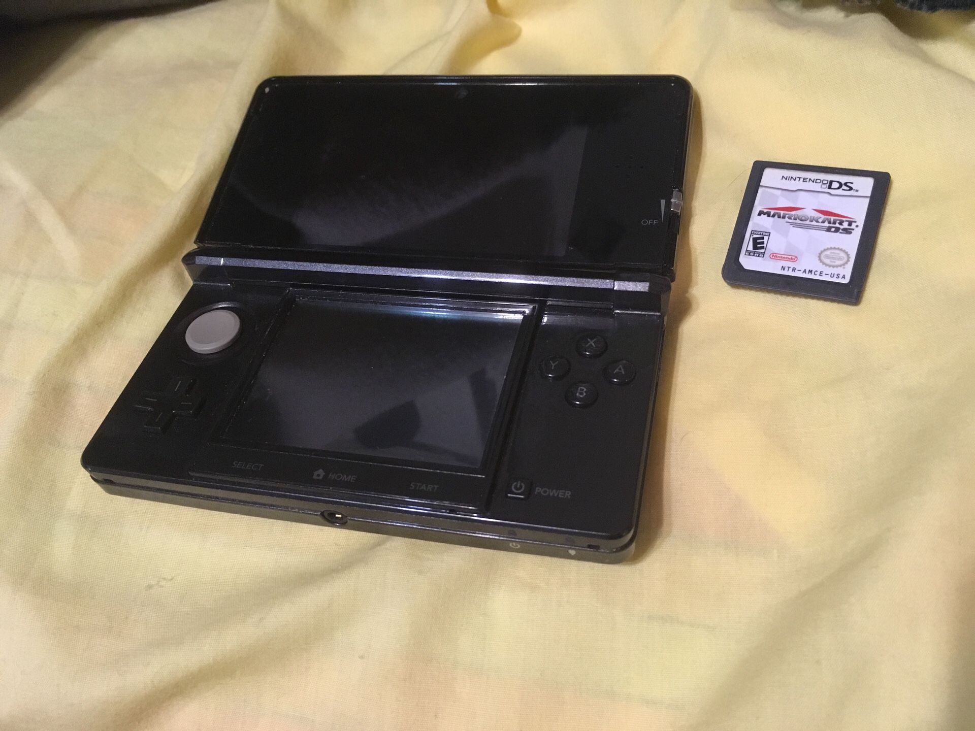 Nintendo 3ds with Mario cart. NO CHARGER
