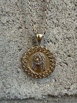 Curb Link Set Up With Jesus Pendant