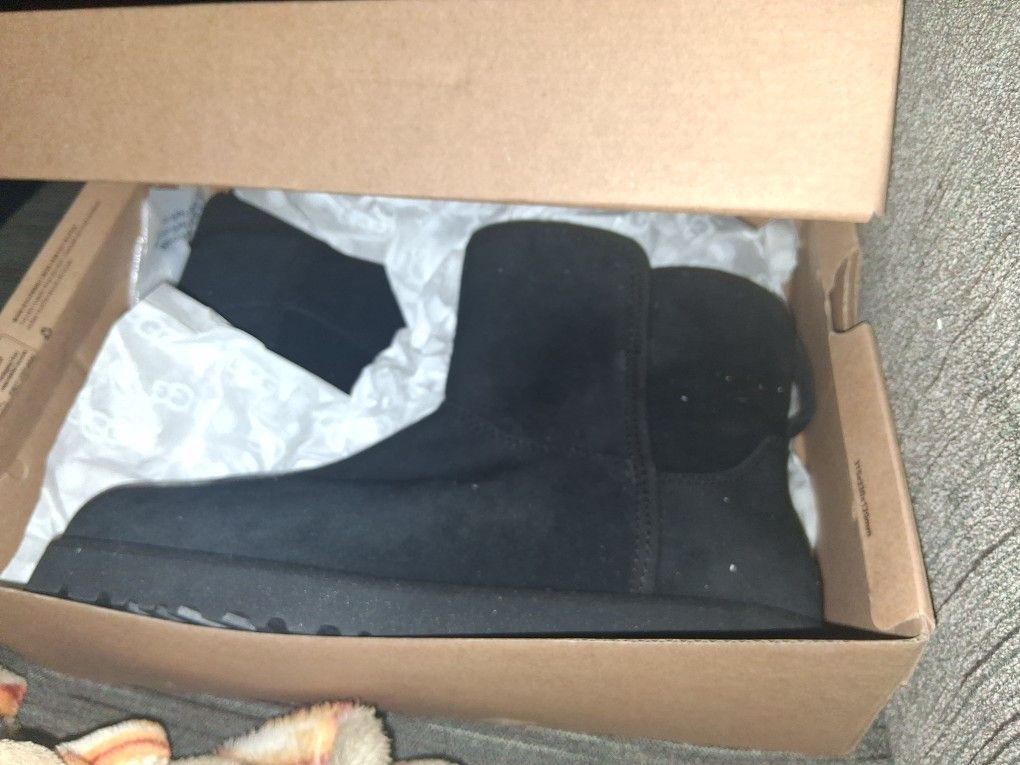 Brand New UGG Short BOOTS Corey II Size 8