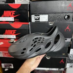 DS Adidas Yeezy Onyx Foam Runner size 12