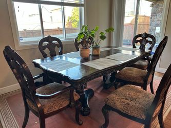 Like New JR furniture dining table with 6 chairs
