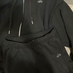 USED BLACK ALO ZIP UP SIZE M