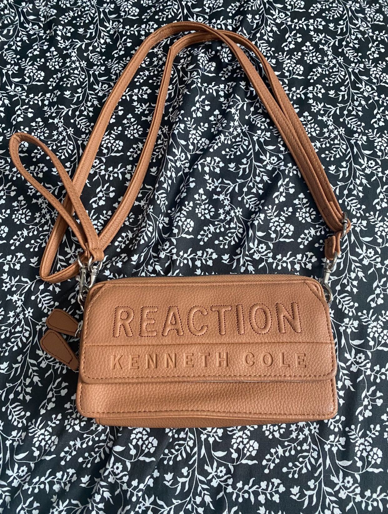 KENNETH COLE REACTION GIGI Crossbody Bag / Wristlet / Wallet