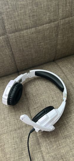 Wired gaming headphones with microphone