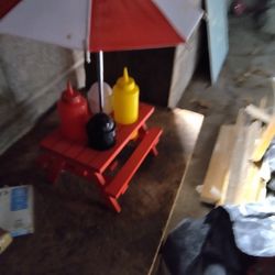 Condiment Picnic Table Salt Pepper Ketchup Mustard