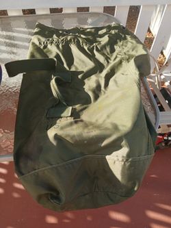 DUFFLE BAG WITH SOME ITEMS