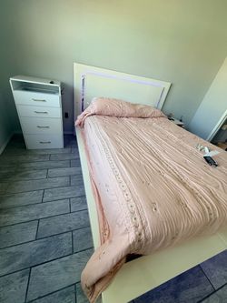 Bed frame queen size