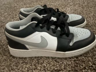 Low Top Nike Dunks size 6