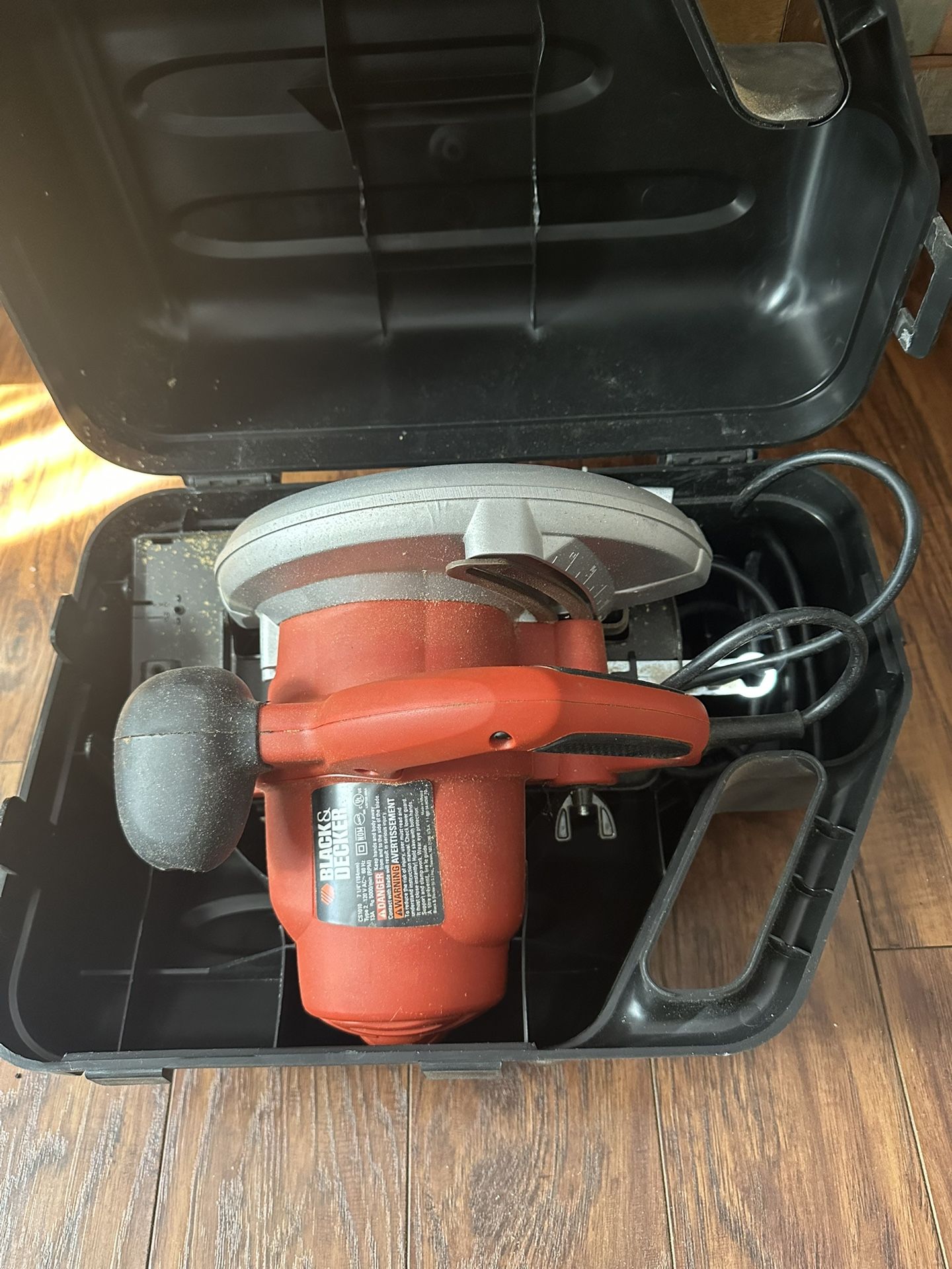 Black and decker CS1010 circular saw w/case