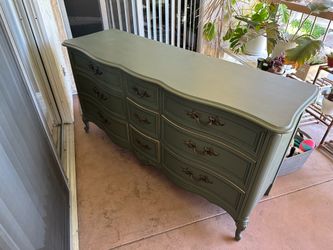 Dresser / chest of drawers