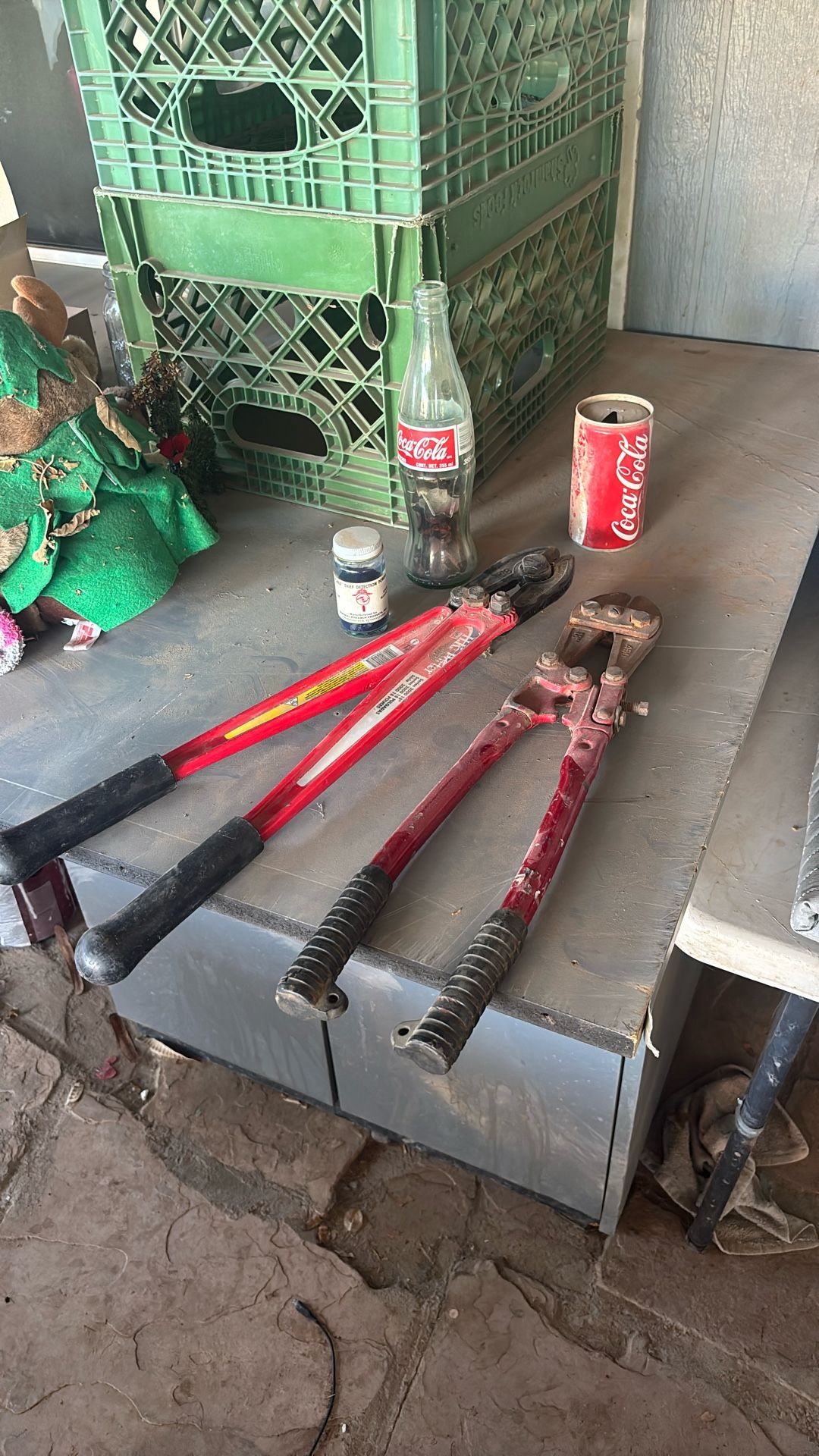 Bolt cutters