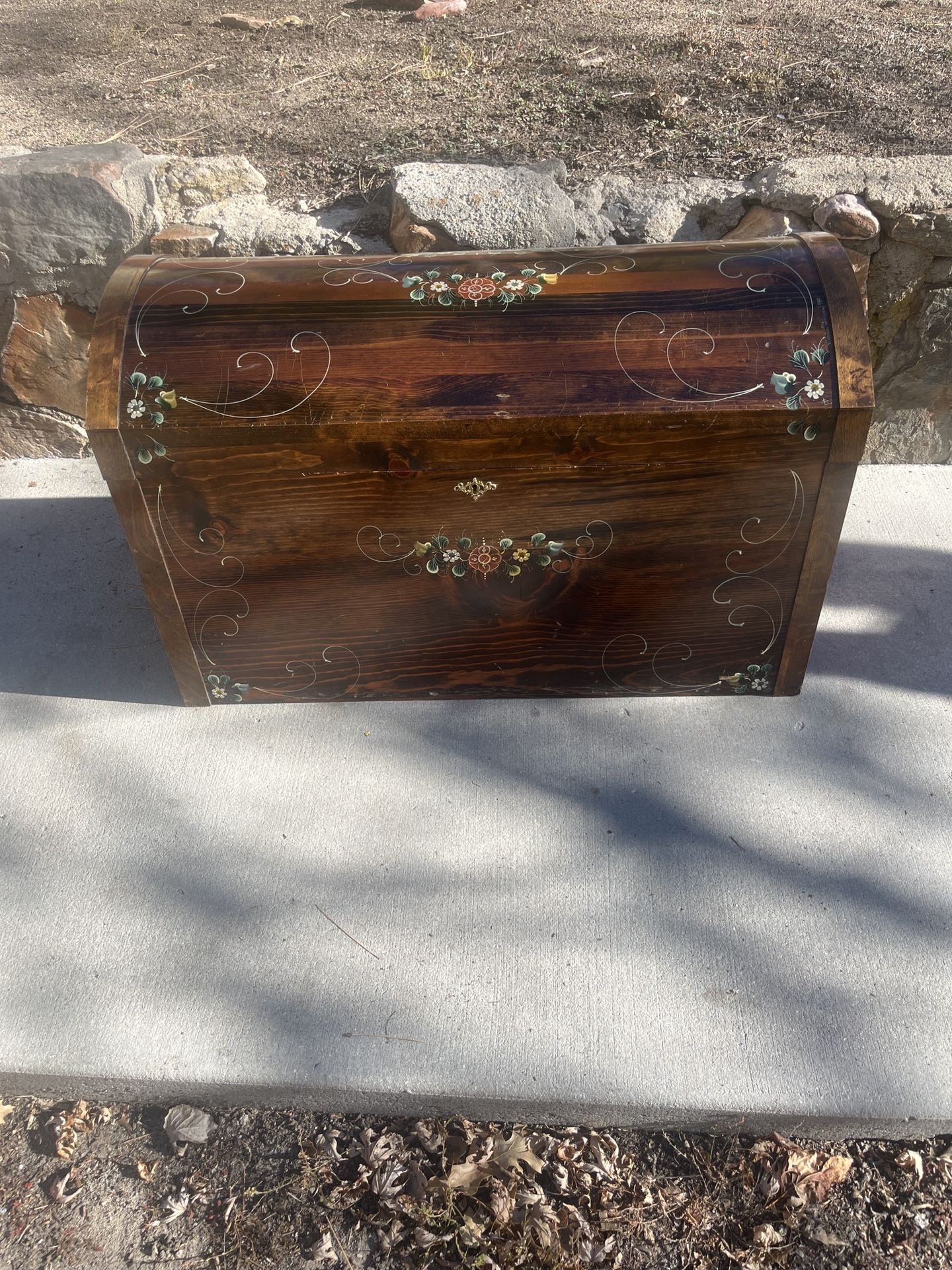 Vintage Handcrafted cedar-lined domed blanket/trunk chest – Wooden Images, 1984 – hand-painted