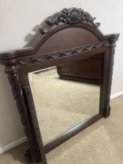 Excellent condition traditional style mirror