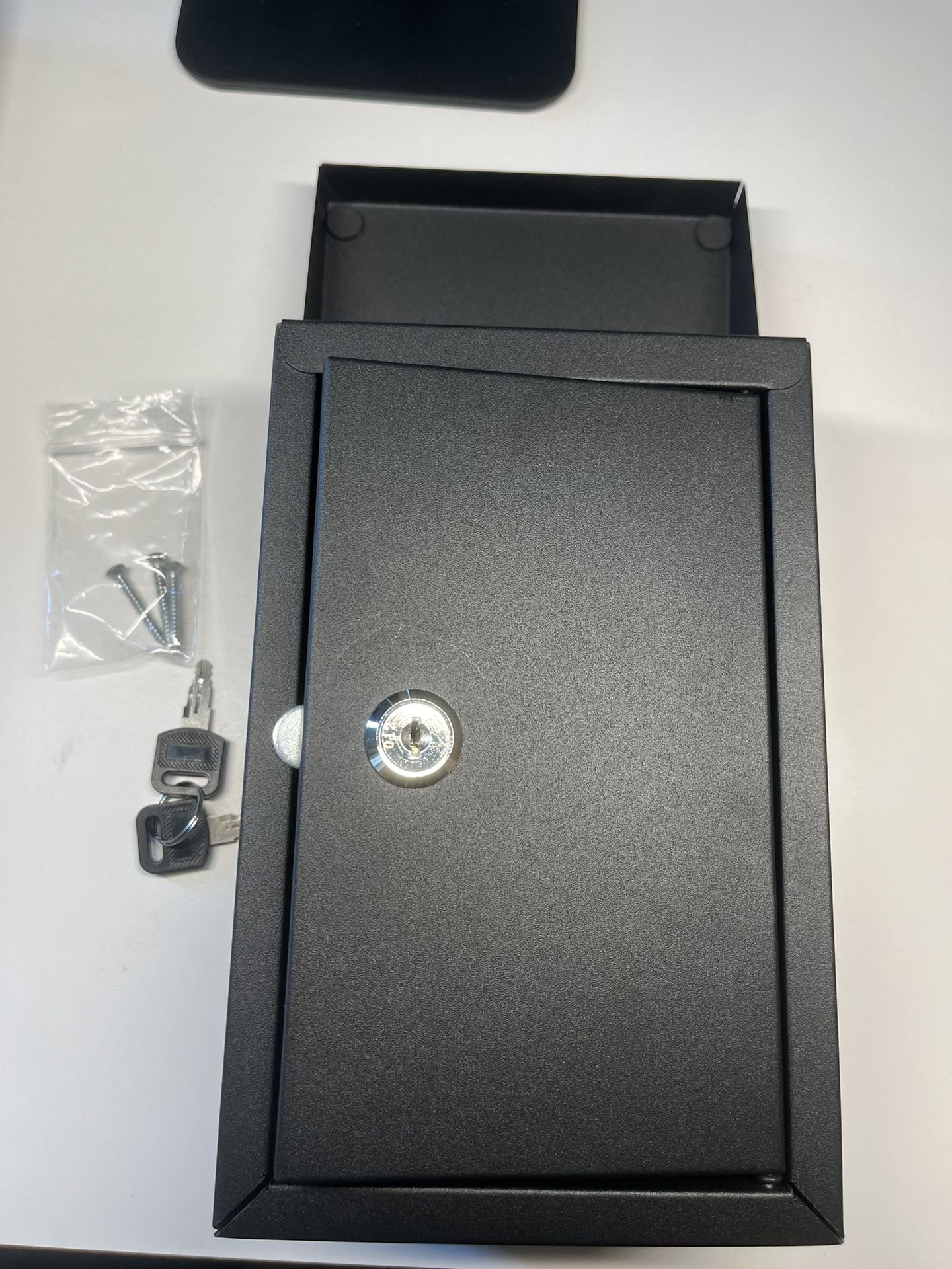 Metal locking mailbox wall mounted