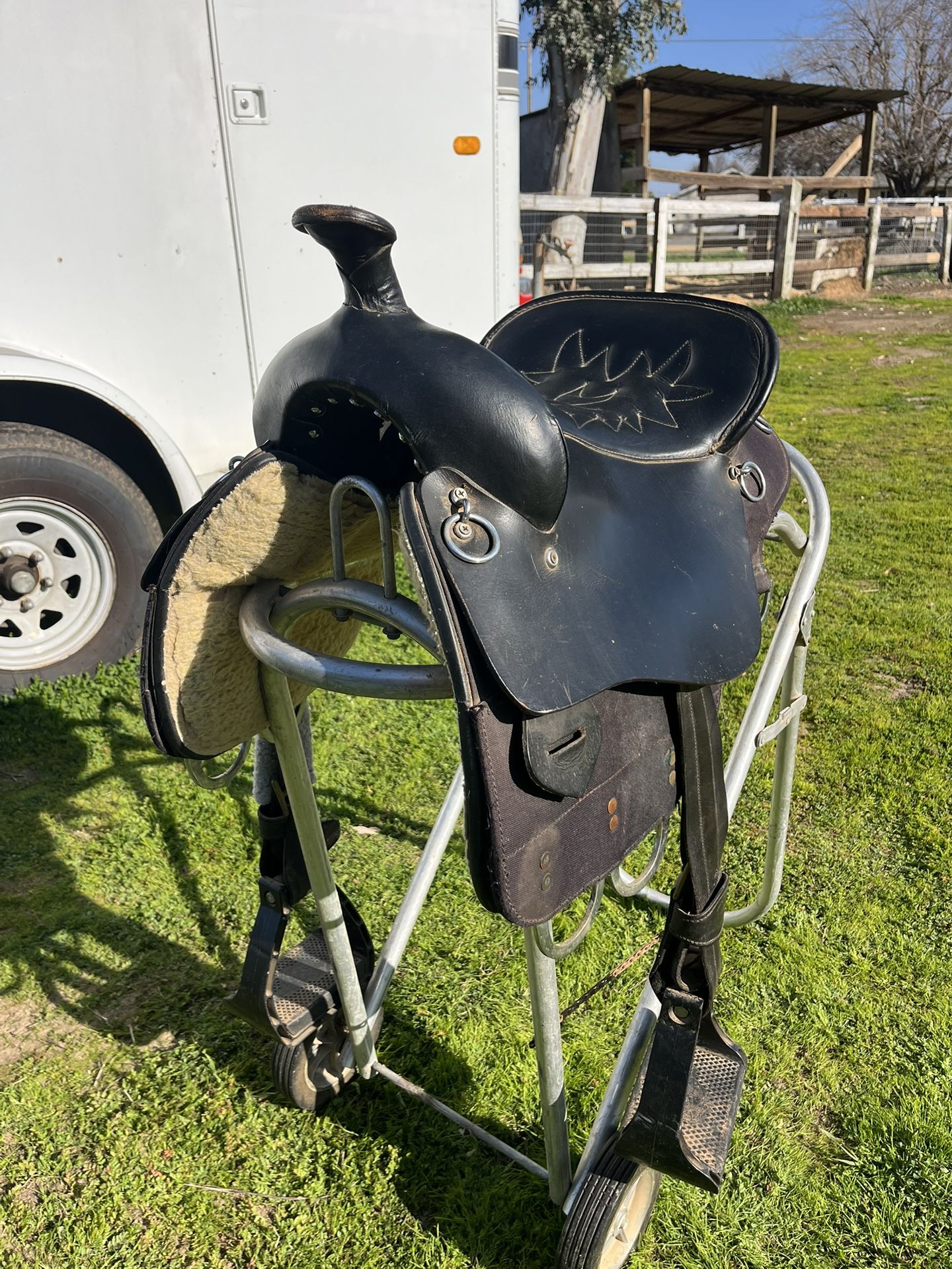 SYNTHETIC ENDURANCE SADDLE