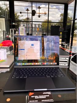 MacBook Air 13” M2 Chip 8GB Ram 256SSD! 90 Day warranty! We offer financing.