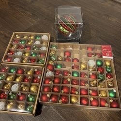 Christmas Ornament Set traditional colors 
