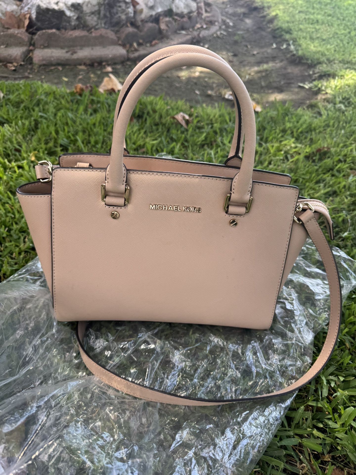 In Great Condition!!! Michael Kors Crossbody 