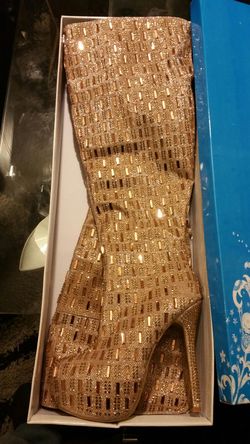 Botas para mujer num 10 doradas y plateadas.