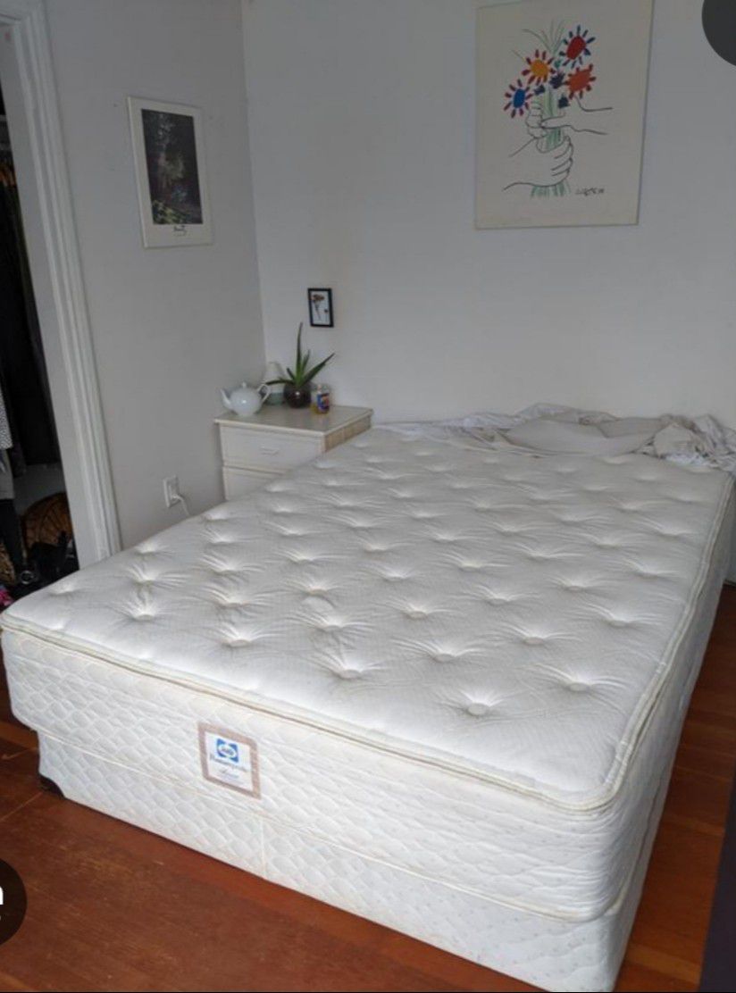 

Very Nice Queen Sealy Posturepedic Mattress and Platform Bed Frame


