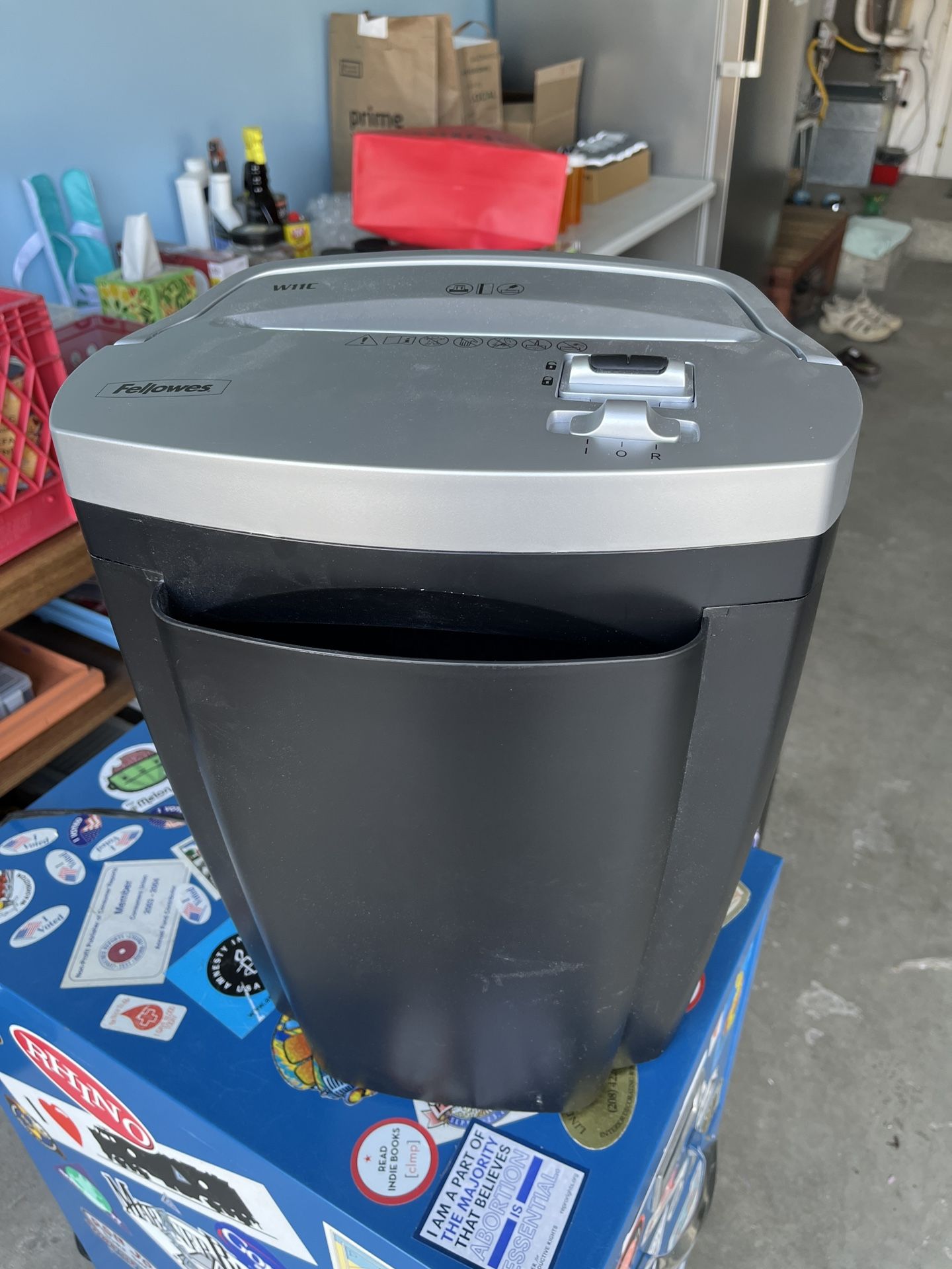 Cross-cut paper shredder