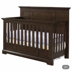 Beautiful 4-in-1 Convertible Crib – Like New