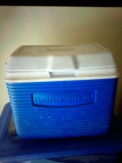 RUBBERMAID COOLER