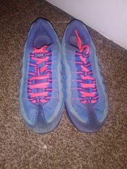 Women's Nikes size 8