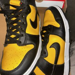 NIKE DUNK YELLOW AND BLACK 