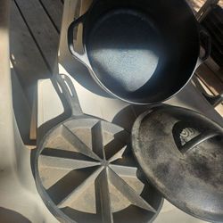 Cast Iron Large Pot ,Lodge USA,  SEASONED,LID.  Cornbread Skillet. Perfect Condition, SHOWLOW 