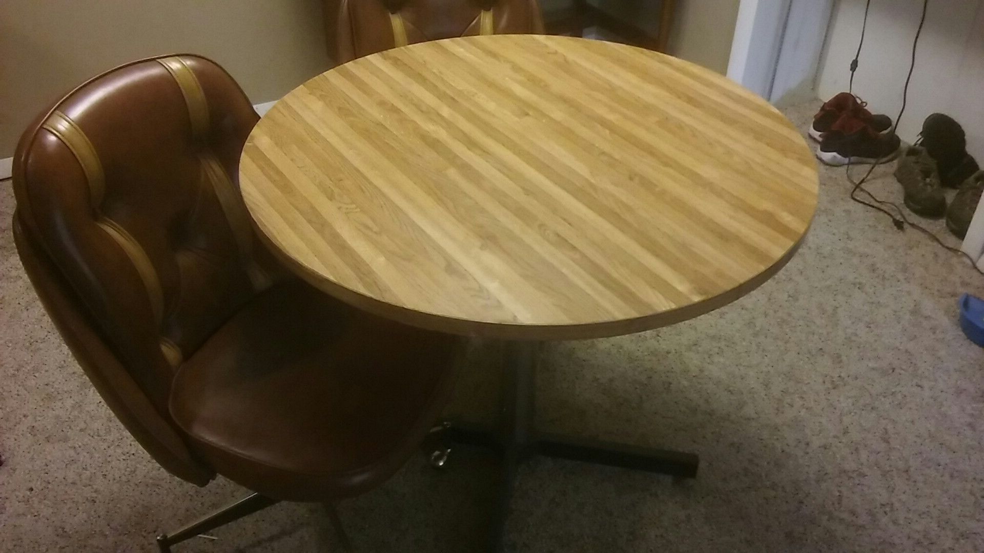 Table with 2 chairs