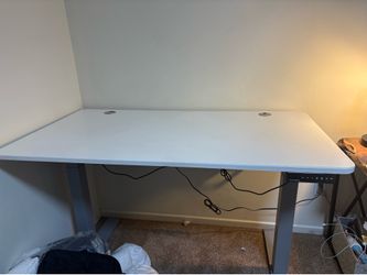 Electric standing desk