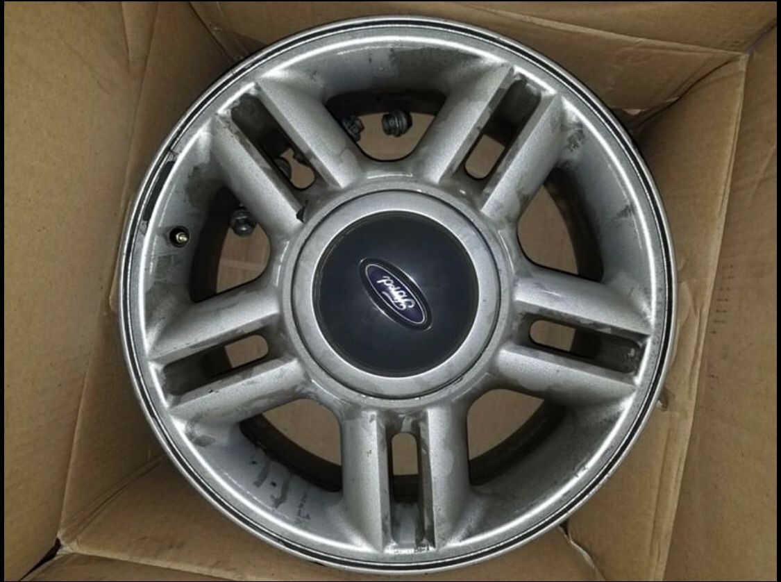 04 Stock Ford Explorer wheels / lugs and center caps included